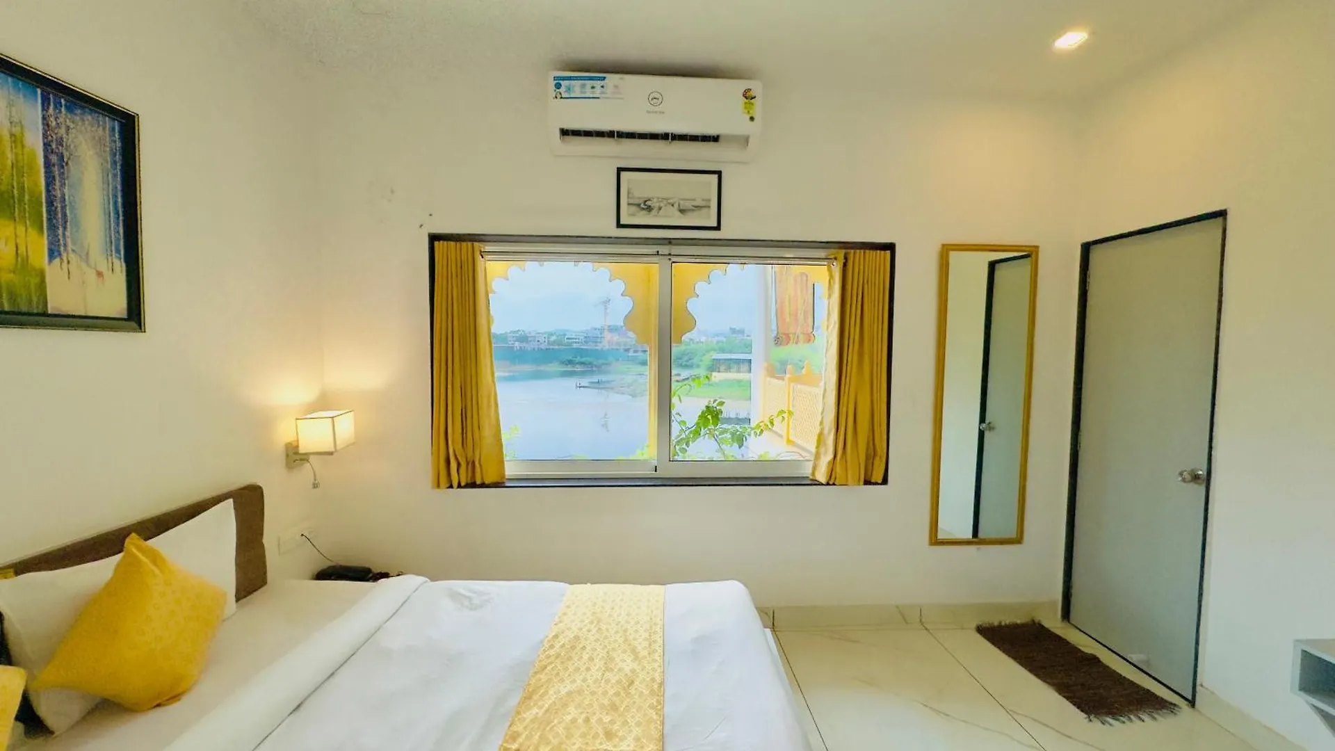 Hotel Jaydurg A Lake Retreat - A Lakeside Hotel - Lakeview Rooftop Cafe - Swimming Pool Udaipur