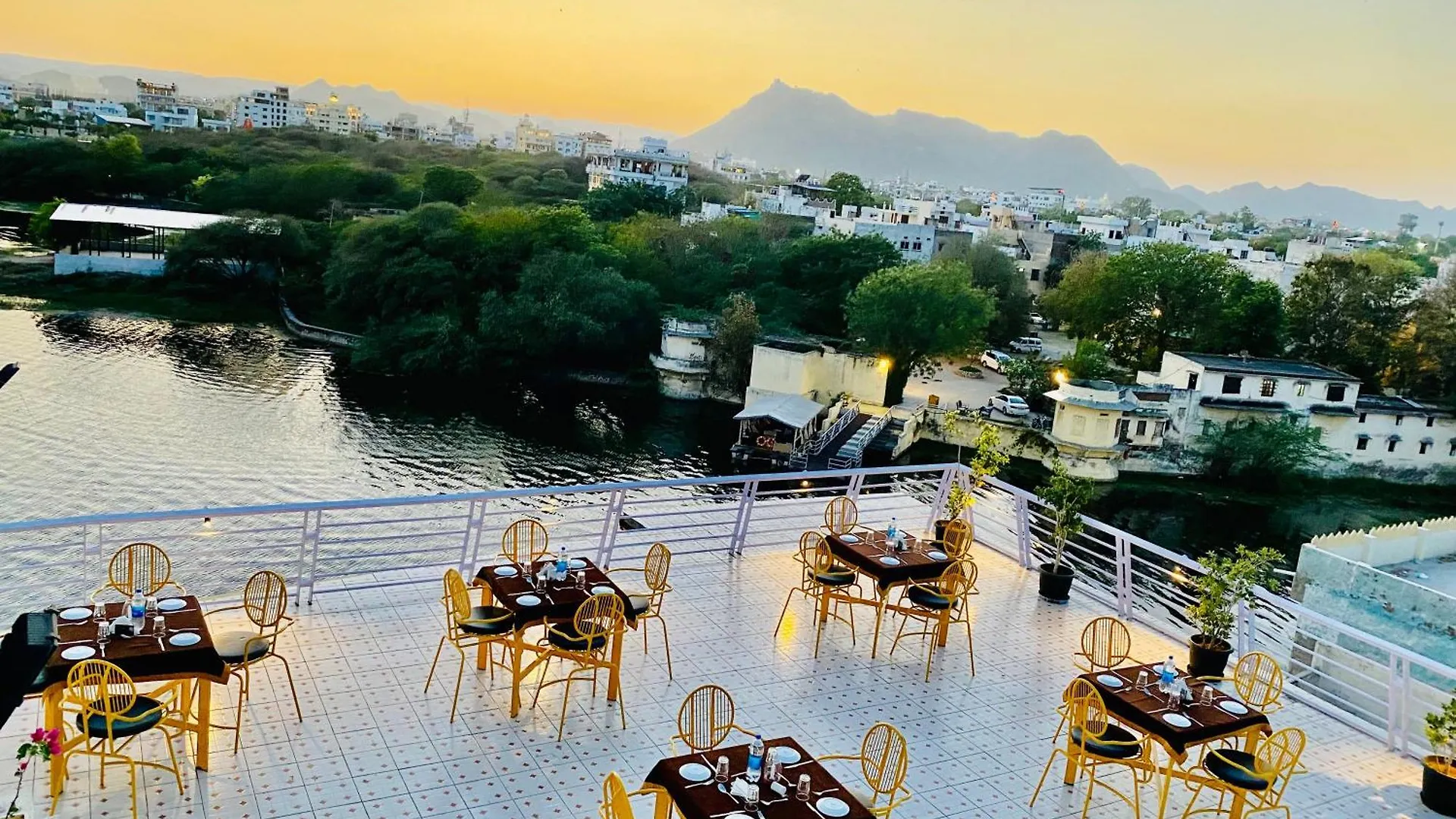 Hotel Jaydurg A Lake Retreat - A Lakeside Hotel - Lakeview Rooftop Cafe - Swimming Pool Udaipur 4*,