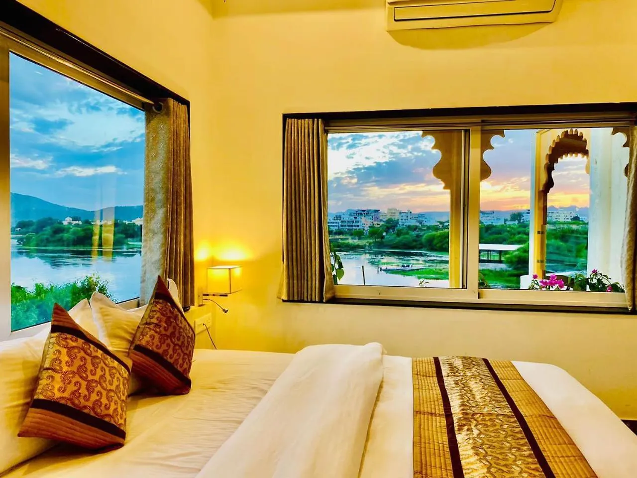 Hotel Jaydurg A Lake Retreat - A Lakeside Hotel - Lakeview Rooftop Cafe - Swimming Pool Udaipur
