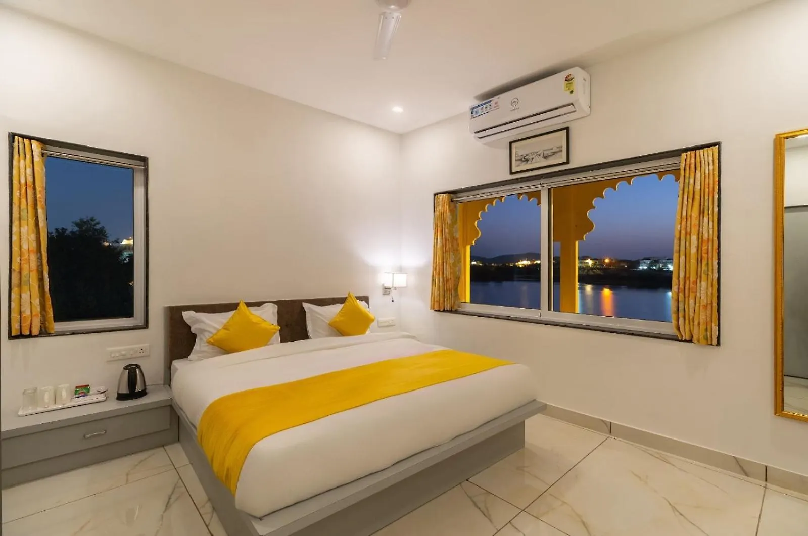 Hotel Jaydurg A Lake Retreat - A Lakeside Hotel - Lakeview Rooftop Cafe - Swimming Pool Udaipur