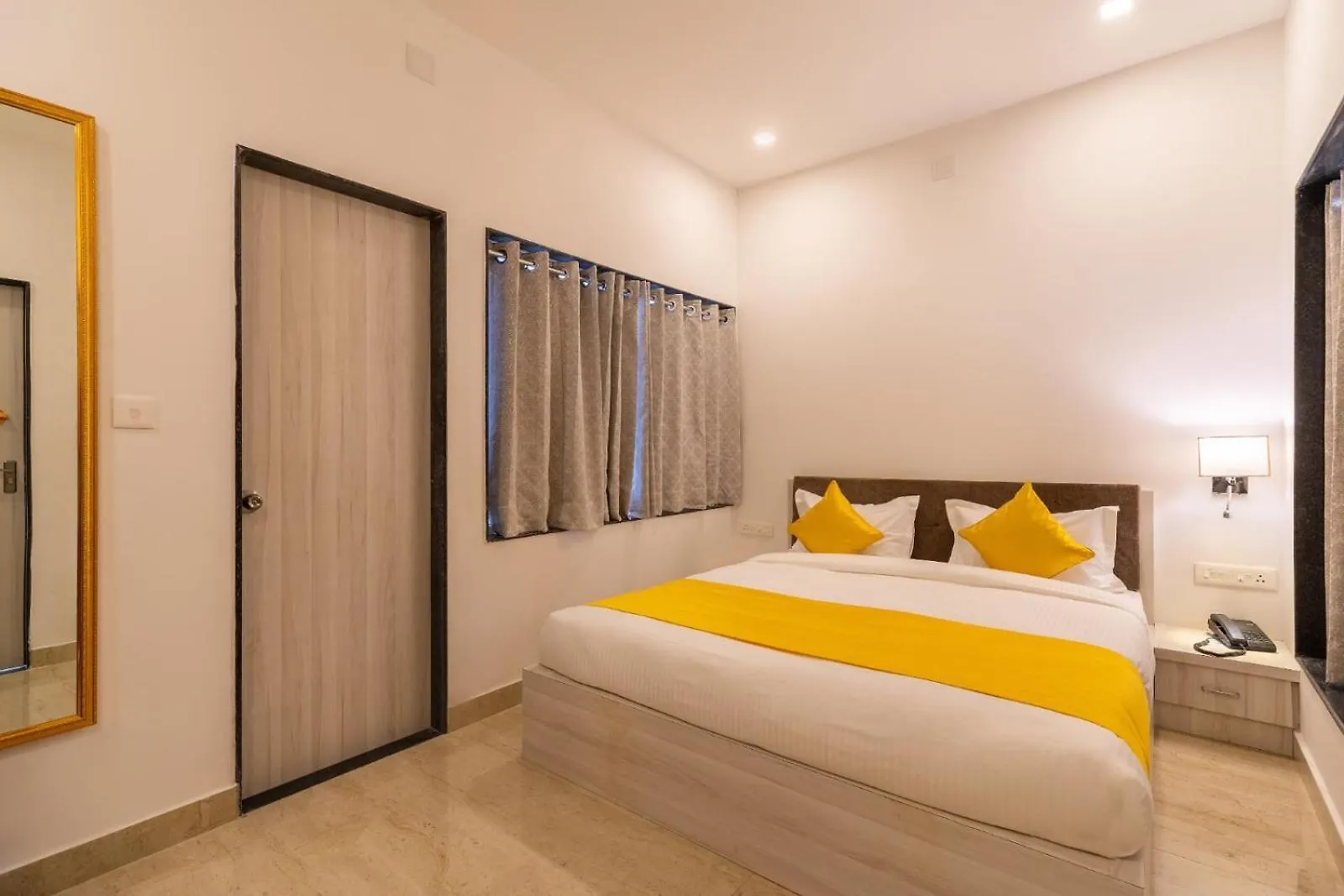 ****  Hotel Jaydurg A Lake Retreat - A Lakeside Hotel - Lakeview Rooftop Cafe - Swimming Pool Udaipur India